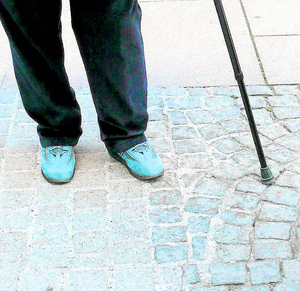 Toll für Menschen, die sich mit dem Gehen schwer tun: das flache Kopfsteinpflaster in der Drehergasse (linke Bildhälfte) gegenüber dem Altstadt-Standardpflaster.