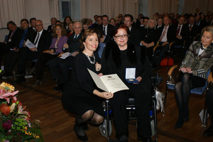 Bayerns Sozialministerin Frau Christine Haderthauer im Bild links und Behindertenbeauftragte des Landkreises Ostallgäu Frau Waltraud Joa