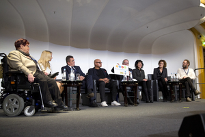Podiumsdiskussion, v.l.n.r.: Beauftragte des Landkreises Ostallgäu für Menschen mit Behinderung Waltraud Joa, Moderatorin Eva Grünbauer, Wirtschaftsstaatssekretär Franz Josef Pschierer, Saliya Kahawatte, Geschäftsführender Gesellschafter minusVisus GmbH, Staatssekretär Johannes Hintersberger (Bayerisches Sozialministerium), Präsidentin der Bayerischen Architektenkammer Christine Degenhart, Geschäftsführende Gesellschafterin des Bayerischen Hofes Innegrit Volkhardt, Friedrich König von der Schmalzmühle Röckingen