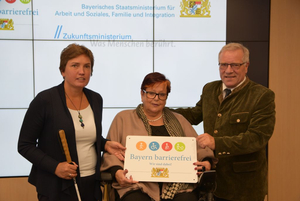 v. l. Beauftragte der Bayerischen Staatsregierung für Menschen mit Behinderung, Frau Irmgard Badura, Beauftragte für Menschen mit Handicap im Ostallgäu, Frau Waltraud Joa, Bayerns Sozialstaatssekretär, Herr Johannes Hintersberger. Frau Badura und Herr Hintersberger werden am 5. Oktober 2017 das Landratsamt Ostallgäu mit dem Signet auszeichnen.