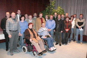 Alle Gemeinden im Ostallgäu haben Ansprechpartner für die Belange von Menschen mit Behinderung benannt. Bei der Behindertenbeauftragten des Landkreises, Waltraud Joa (vorne links), laufen die Fäden zusammen. Regelmäßig will sie mit den kommunalen Beauftragten wie hier im Landratsamt Informationen austauschen.