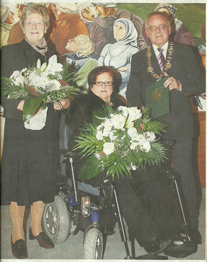 Für ihr langjähriges und vielfältiges Engagement zum Wohle der Allgemeinheit erhielten Uta Brunnhuber (links) und Waltraud Joa die Silberne Bürgermedaille der Stadt Marktoberdorf aus den Händen von Bürgermeister Werner Himmer.