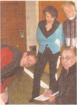 Das Hotel "Schneiderhanser" in Schwangau prüften Stefan Mayer (vorne links) und Reiner Schweiger (vorne rechts) auf dessen Barrierefreiheit. Tourismus-Direktorin Petra Köpf und Roman Seider, der Behindertenbeauftragte der Gemeinde, beobachteten die vielen Kontrollen. Foto: Peter Schäffer