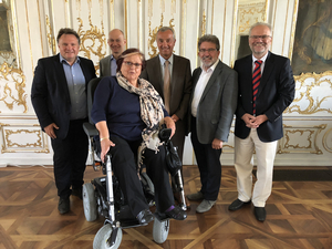 v.l. Herr Oberbürgermeister Bosse, Kaufbeuren, Herr Landrat Stegmann, Lkr. Lindau/Westallgäu, Frau Joa, Beauftragte für Menschen mit Handicap im Lkr. Ostallgäu und Mitglied der VKIB e. V., Herr Oberbürgermeister Jauernig, Günzburg, Herr 1. Bürgermeister Walz, Pfaffenhofen, Herr Regierungspräsident Dr. Lohner