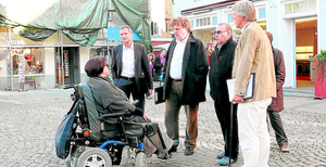 Behindertenbeauftrage Waltraud Joa (v.l.) Tourismusdirektor Stefan Fredlmeier, Stadtbaumeister Theo Fröchtenicht, Behindertenbeiratsmitglied Reiner Schweiger und dessen Vorsitzender Dr. Hans-Martin Beyer nehmen die Altstadt in Sachen Barrierefreiheit unter die Lupe.