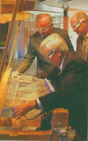 Wie es sich anfühlt, nur sehr eingeschränkt sehen zu können oder gar blind zu sein, das können Besucher der Erlebnis-Ausstellung "Woche der Sinne" im Marktoberdorfer Rathaus ausprobieren. Zur Eröffnung waren Schüler aus Unterthingau gekommen, die sich an typischen Arbeitsplätzen für Sehbehinderte auf ihren Tastsinn konzentrierten. Auch einige Bürgermeister erlebten Alltäglichesaus der Warte sehbehinderter Menschen: (Foto von rechts) Gerhard Kraus (Ronsberg), Josef Fleschutz (Osterzell) und Werner Himmer (Marktoberdorf).