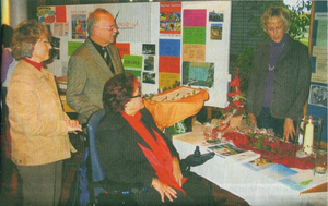 Bei der ersten Informationsbörse für Senioren im Marktoberdorfer Modeon gab es zahlreiche Stände zu besuchen. Renate Dantinger (BRK Ostallgäu), Bürgermeister Werner Himmer und Behindertenbeauftragte Waltraud Joa informierten sich unter anderem bei Annemarie Heider vom Klemens-Kessler-Haus.