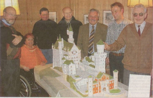 Über Neuschwanstein zum Anfassen freuen sich (von links): Schlossverwalter Klaus Peter Scheck, die Ostallgäuer Behindertenbeauftragte Waltraud joa, der Modellbauer Horst Brenner, der Tourismusberater für Behinderte Edi Schieder, Schwangaus Bürgermeister Reinhold Sontheimer, Markus Richter von der Schlossverwaltung und Heinz Böhm, ehrenamtlicher Mitarbeiter des Bayerischen Blindenbundes. Foto: Markus Röck