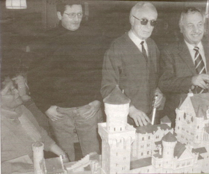 Bei der Vorstellung des Schloss-Tastmodells Neuschwanstein (von Links): Waltraud Joa, Behindertenbeauftragte des Landkreises Ostallgäu, "Bauherr" Horst Brenner, Heinz Böhm, der sich die Erinnerungen an seinen Schlossbesuch ertastete, und Schwangaus Bürgermeister Reinhold Sontheimer.
