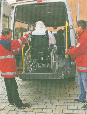 Fünfmal so wenig Ostallgäuer und Kaufbeurer mit schwerer Behinderung wie im Vorjahr bekommen Zuschüsse für die Inanspruchnahme eines Fahrdienstes. Grund ist eine neue Richtlinie des Bezirks Schwaben, gegen die sich die Behindertenbeauftragte des Landkreises und das Rote Kreuz wehren.