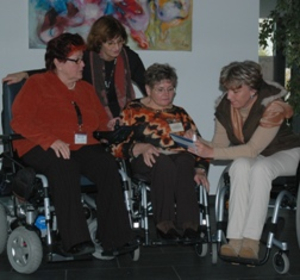 Intensiv diskutiert wurde bei der Fachtagung des „Netzwerk Allgäu“ über das Bayerische Behindertengleichstellungsgesetz. Im Bild von links: Waltraud Joa, Agnes Schragl, Heidi Dintel und die Behindertenbeauftragte der Staatsregierung, Anita Knochner.
